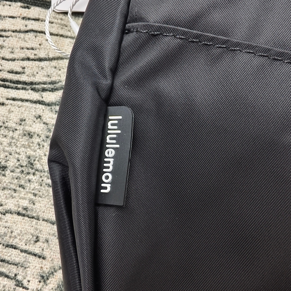 Lululemon Festival Bag 5L • Black/Gold • New - Picture 6 of 6